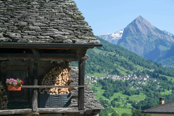 Den lantliga byn av Prugiasco på de schweiziska Alperna — Stockfoto
