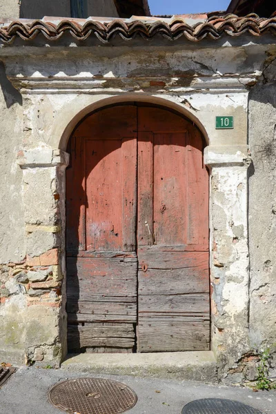 Ancienne porte d'une maison à Sorengo en Suisse — Photo