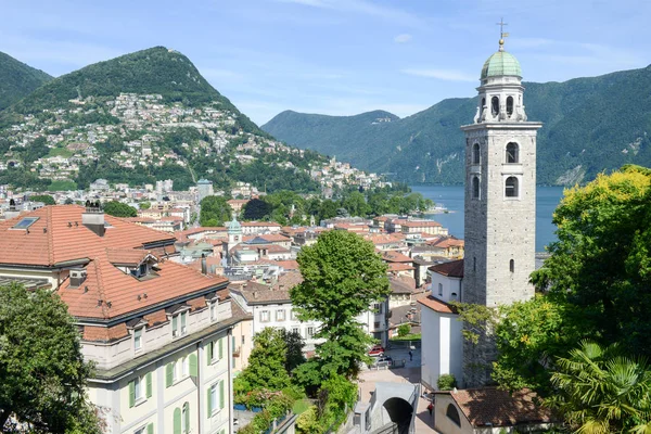 Il centro di Lugano e il lago sulla Svizzera — Foto Stock