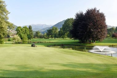 Adam golf bakım için bir makinede