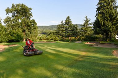 Adam golf bakım için bir makinede