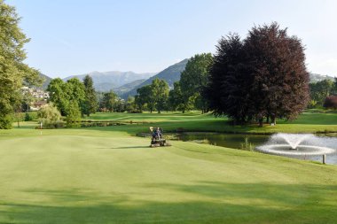 Adam golf bakım için bir makinede