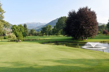 Adam golf bakım için bir makinede