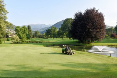 Adam golf bakım için bir makinede