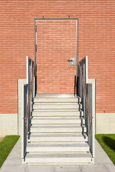 Giriş kapısı ile merdiven — Stok fotoğraf