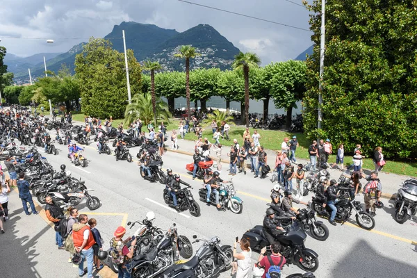 Los ciclistas del desfile en el Swiss Harley Days en Lugano — Foto de Stock