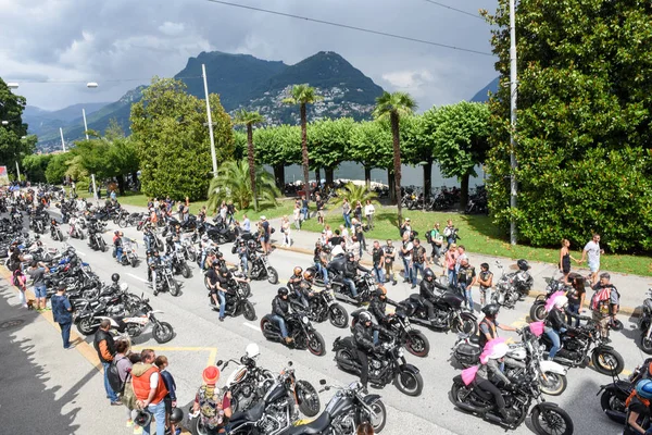 Los ciclistas del desfile en el Swiss Harley Days en Lugano — Foto de Stock