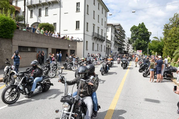 Los ciclistas del desfile en el Swiss Harley Days en Lugano —  Fotos de Stock