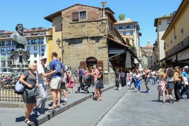 Floransa'daki Ponte Vecchio köprüsü üzerinde yürüyen insanlar
