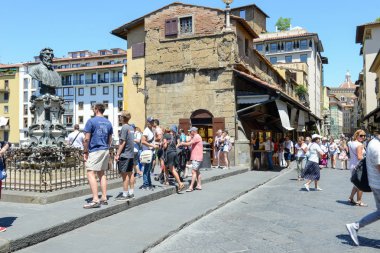 Floransa'daki Ponte Vecchio köprüsü üzerinde yürüyen insanlar