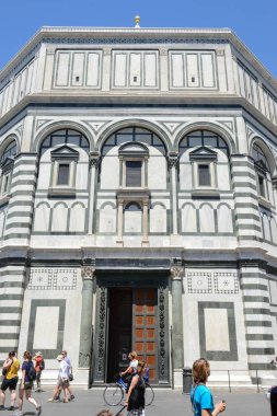 Duomo kare önünde, vaftizhane, Florence, İtalya.