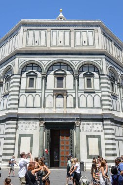 Duomo kare önünde, vaftizhane, Florence, İtalya.