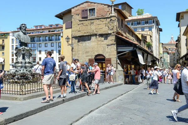 Floransa'daki Ponte Vecchio köprüsü üzerinde yürüyen insanlar