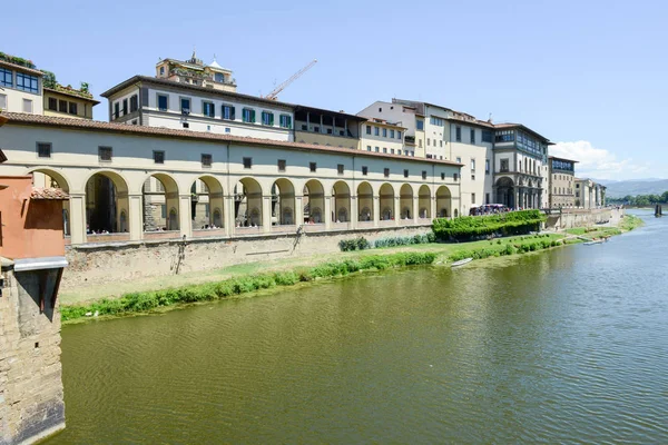 Ποταμό Άρνο και Uffizi Μουσείο στο κέντρο της Φλωρεντίας στην Ιταλία. — Φωτογραφία Αρχείου