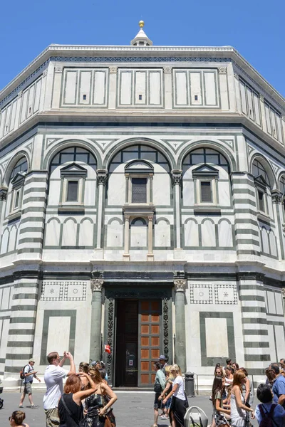 大教堂广场在前面的在意大利佛罗伦萨的洗礼. — 图库照片