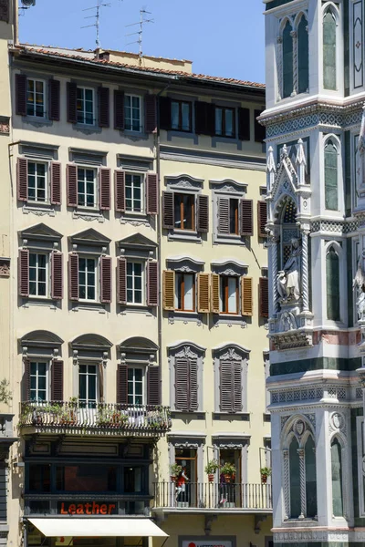 Kathedraal en huizen op Domplein in Florence — Stockfoto