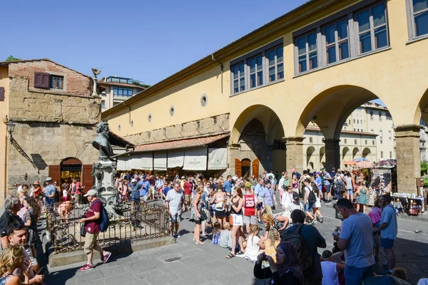 Gente caminando por el puente de Ponte Vecchio en Florencia — Foto de Stock