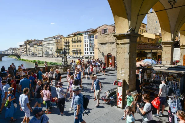 Люди, идущие по мосту Понте Веккио во Флоренции — стоковое фото
