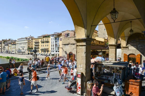 Floransa'daki Ponte Vecchio köprüsü üzerinde yürüyen insanlar — Stok fotoğraf