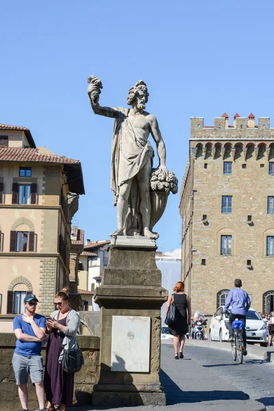 Mensen lopen over de brug van Ponte Vecchio in Florence — Stockfoto