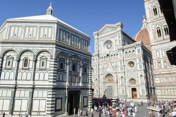 Náměstí Duomo s katedrálou Florencie v Itálii. — Stock fotografie