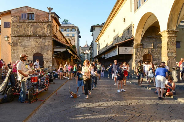 Persone che camminano sul ponte di Ponte Vecchio a Firenze — Foto Stock