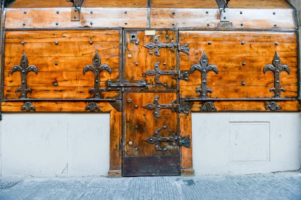 Porta fechada antiga e janelas de uma loja em Firenze — Fotografia de Stock