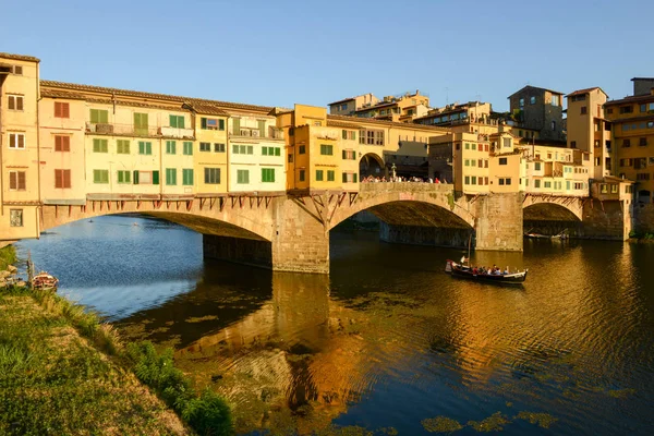 Kuuluisa silta Ponte Vecchio Firenzessä Italiassa . — kuvapankkivalokuva