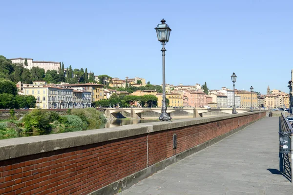 Riverside en Florencia en Italia . — Foto de Stock