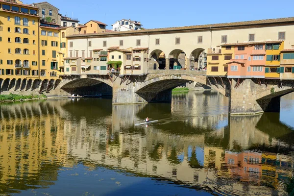 Puente famoso de Ponte Vecchio en Florencia en Italia — Foto de Stock