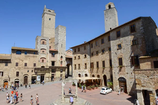 The central square of San Gimignano on Italy — Stock Photo, Image