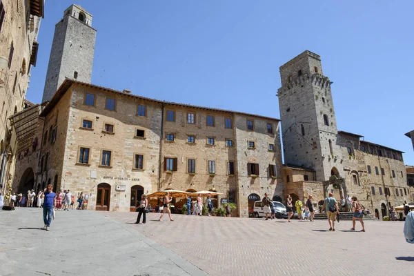 La place centrale de San Gimignano sur l'Italie — Photo