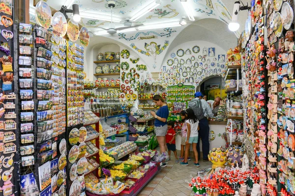 İnsanlar üzerinde bir Hediyelik eşya dükkanı-San Gimignano, İtalya'nın alışveriş — Stok fotoğraf