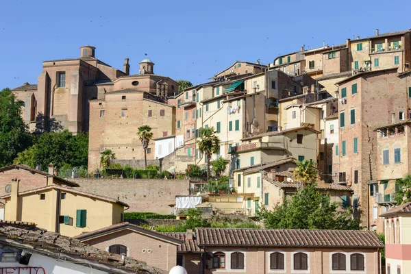 Casas antigas na encosta da montanha em Siena velha — Fotografia de Stock