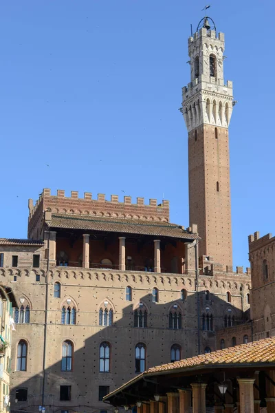 Kule pazar meydanında ve Mangia Siena, İtalya — Stok fotoğraf