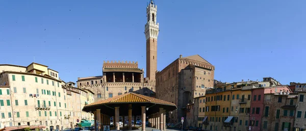 Plaza del mercado y torre de Mangia en Siena, Italia — Foto de Stock