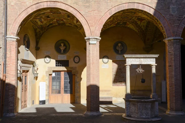 Bögen des chigi saracini palastes in siena — Stockfoto