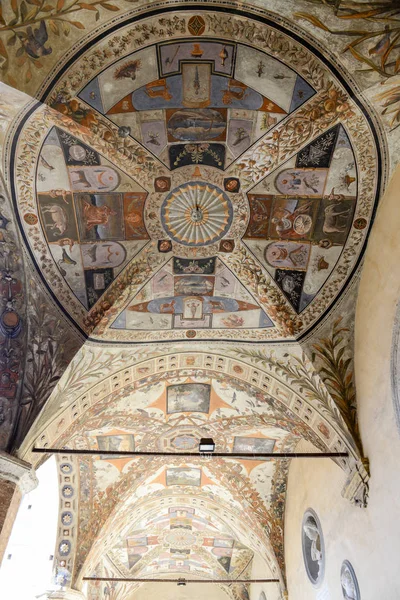 Fresky na oblouky Chigi Saracini paláce v Siena — Stock fotografie