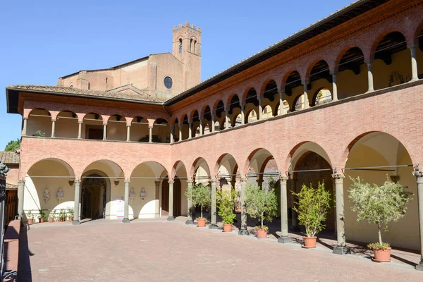 Caterina heiligdom en de basiliek van San Domenico in Siena — Stockfoto