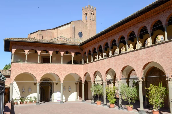 Santuario di Caterina e Basilica di San Domenico a Siena — Foto Stock