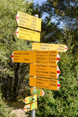 Geçit göstergesi Colla Valley, Switzerlan adlı yürüyüş Trail