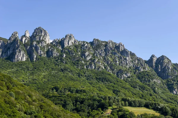 Denti della vecchia munte peste Lugano pe Elveția — Fotografie, imagine de stoc