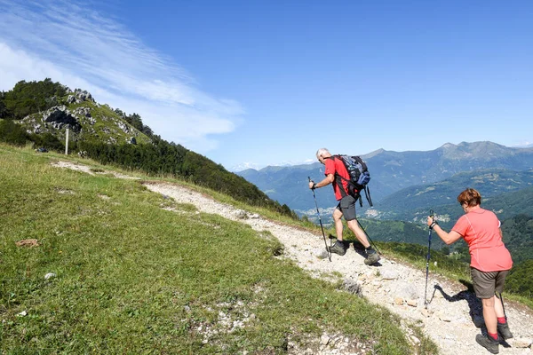 People treking on Denti della vecchia mountain over Lugano, Swit — Stock Photo, Image