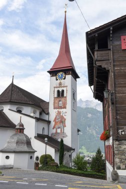 İsviçre Alpleri üzerinde Burglen Köyü