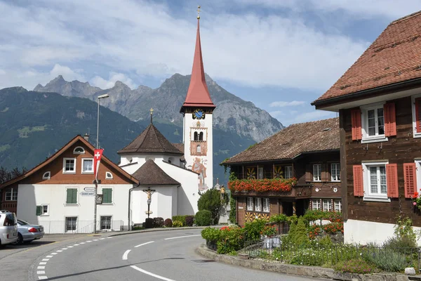 A aldeia de Burglen nos alpes suíços — Fotografia de Stock