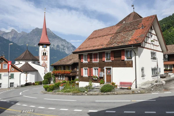 El pueblo de Burglen en los Alpes suizos — Foto de Stock