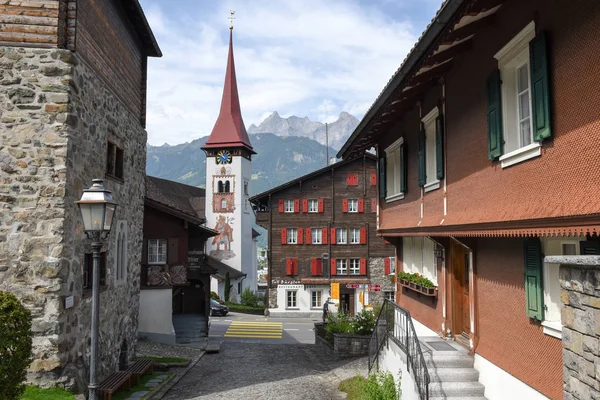 Het dorp van Burglen op de Zwitserse Alpen — Stockfoto