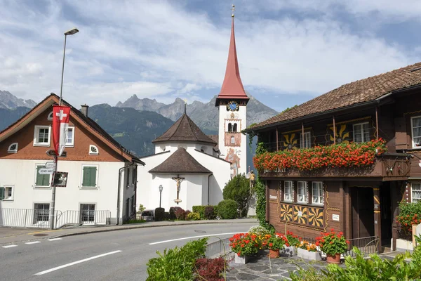 Den byn av Burglen på de schweiziska Alperna — Stockfoto