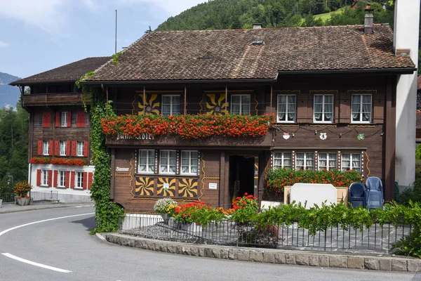 İsviçre Alpleri üzerinde Burglen Köyü — Stok fotoğraf