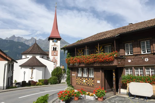 A falu Burglen a svájci Alpok — Stock Fotó
